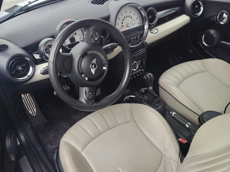 2013-mini-convertible-runs/moves-cooper-s-image-6