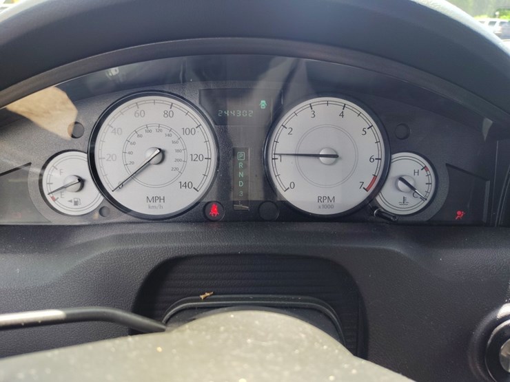 2007-chrysler-300-base-runs/moves-image-9