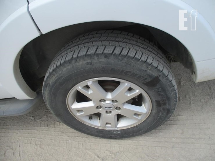 2010-ford-explorer-xlt-image-17