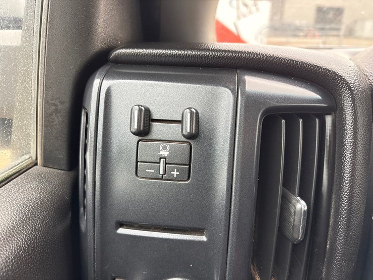 2016-chevrolet-3500-image-16