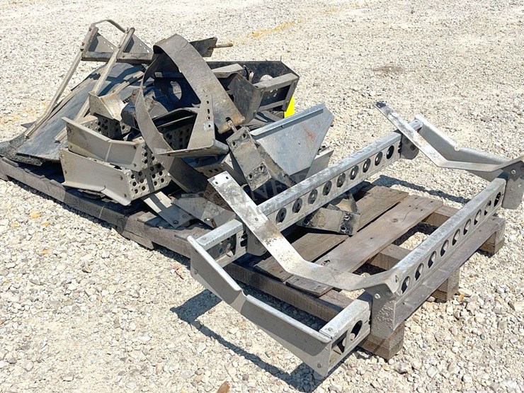group-of-misc.-truck-steps-&-fuel-tank-mounts-image-4