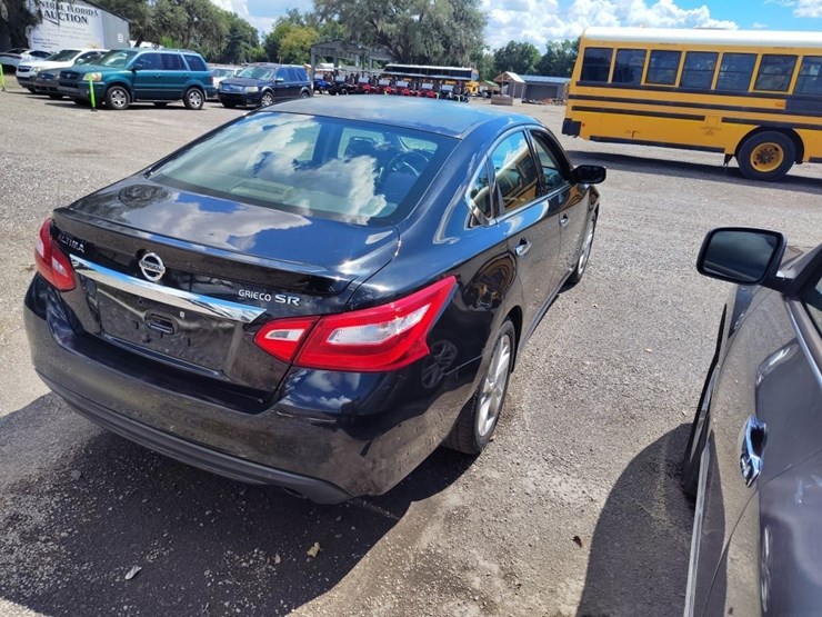 2016-nissan-altima-2.5-runs/moves-image-4