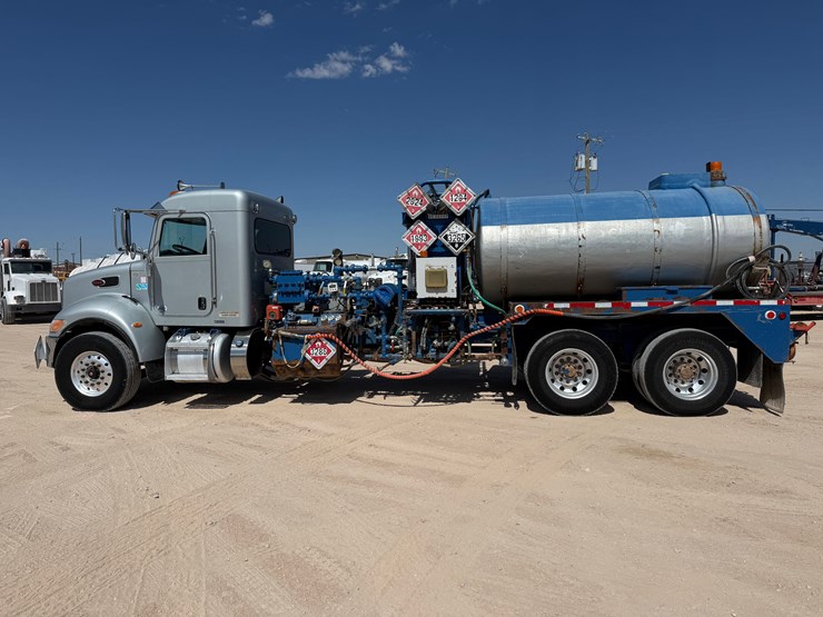 2016-peterbilt-348-image-11