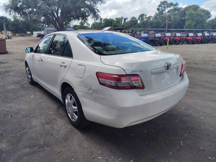 2011-toyota-camry-runs/moves-base-image-3