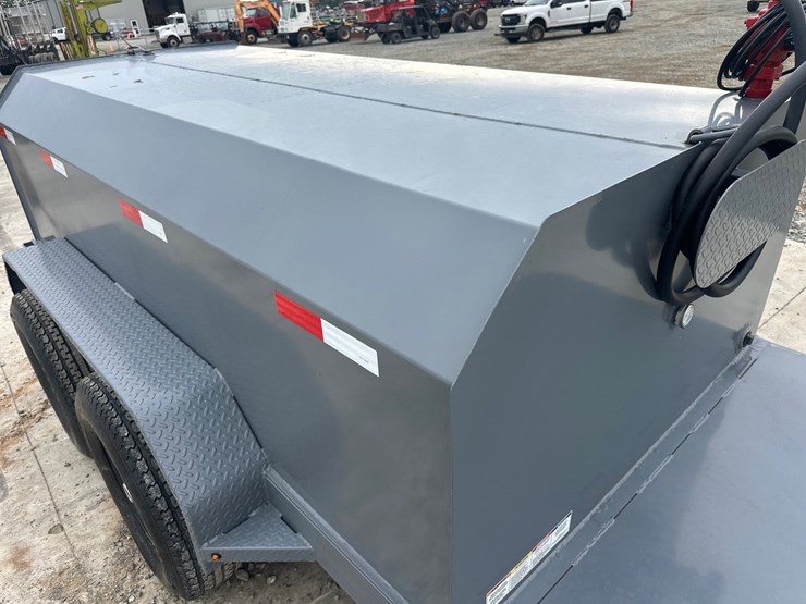 #5598-•-unused-x-star-990-gallon-fuel-trailer-image-12
