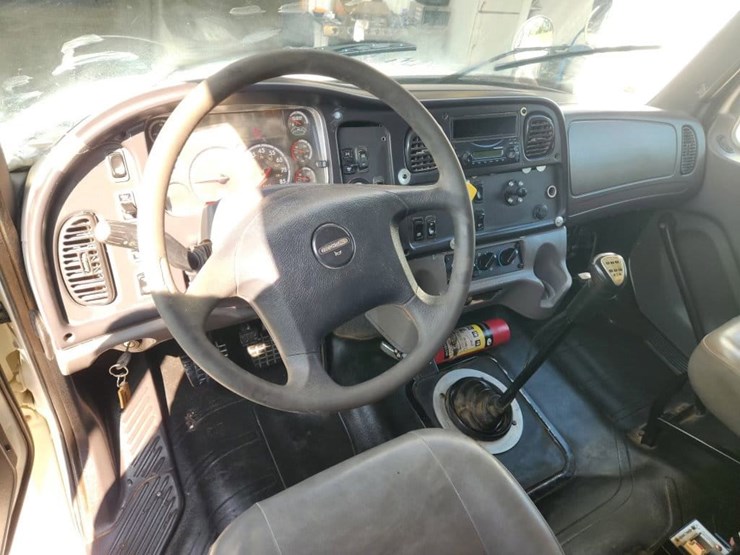 2012-freightliner-m2-106-image-9