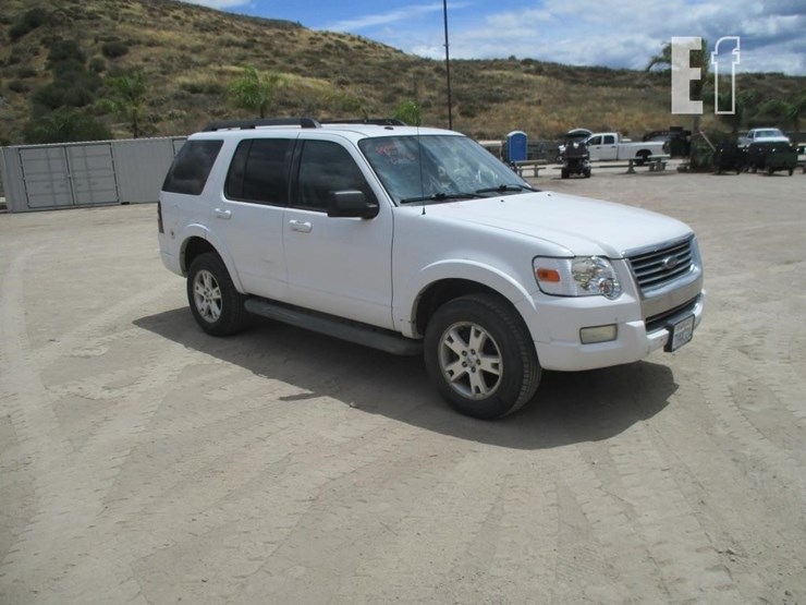 2010-ford-explorer-xlt-image-2