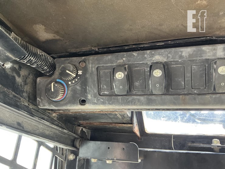 2006-deere-328-image-13