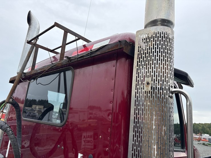 2015-peterbilt-567-image-19