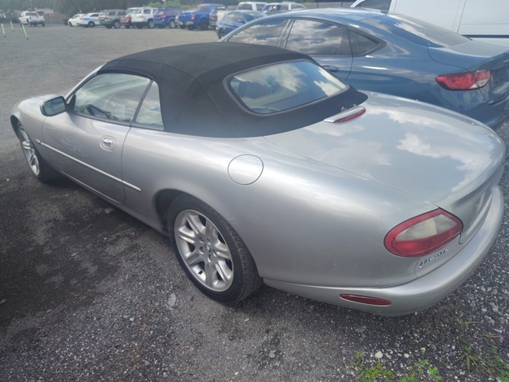 2000-jaguar-xk-series-runs/moves-xk8-image-3