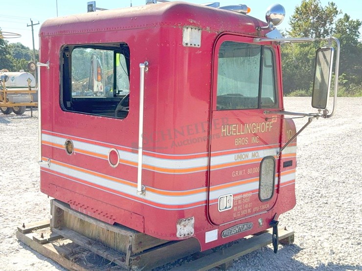 cab-off-of-1994-freightliner-truck-image-5