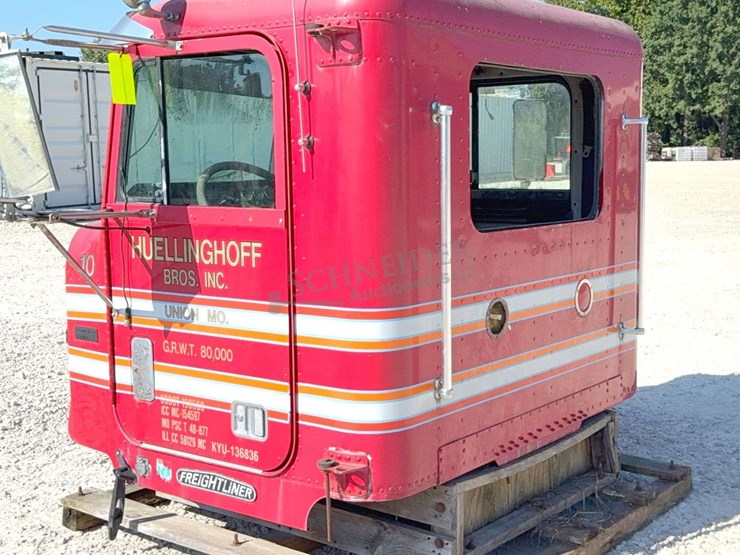 cab-off-of-1994-freightliner-truck-image-6