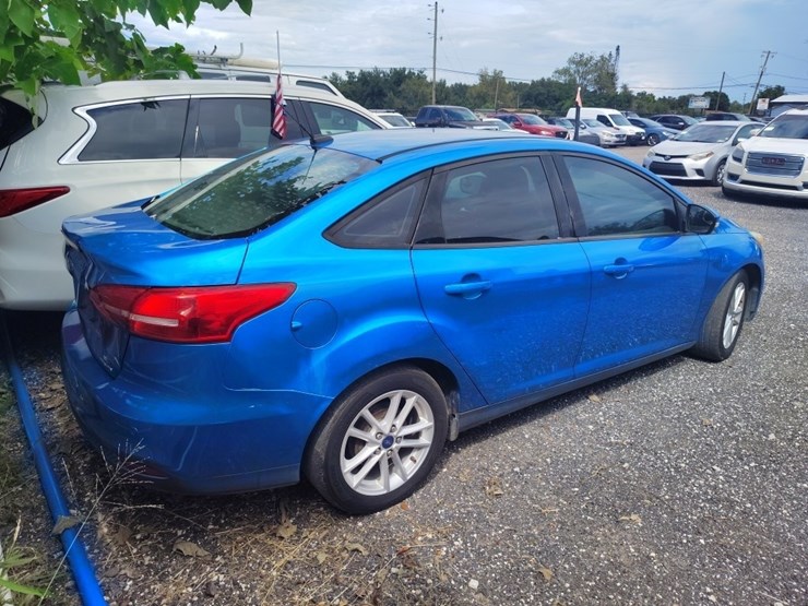 2015-ford-focus-runs/moves-se-image-3