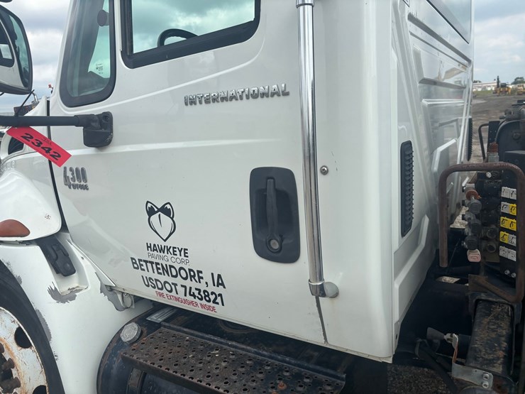 2002-international-durastar-4300-image-12