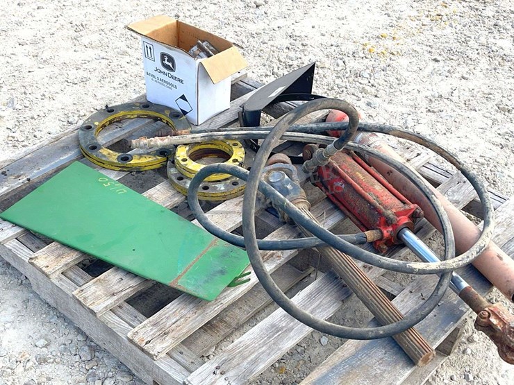 group-of-misc.-tractor-parts-image-3