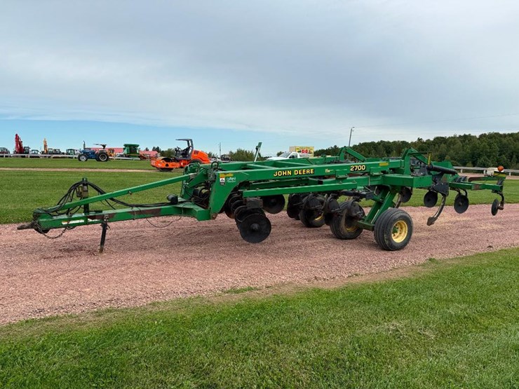 john-deere-2700-image-1