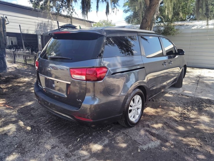 2016-kia-sedona-image-4
