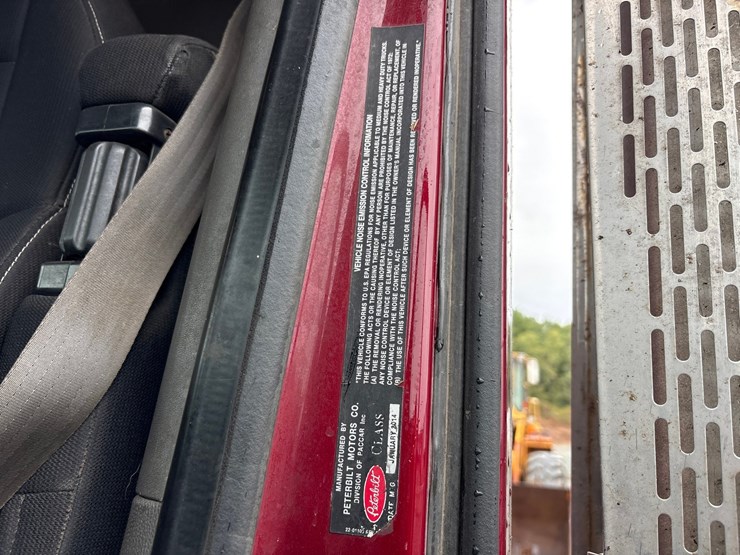 2015-peterbilt-567-image-85