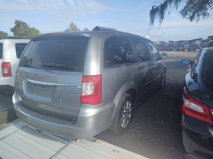 2016-chrysler-town-and-count-touring-runs/moves-image-4