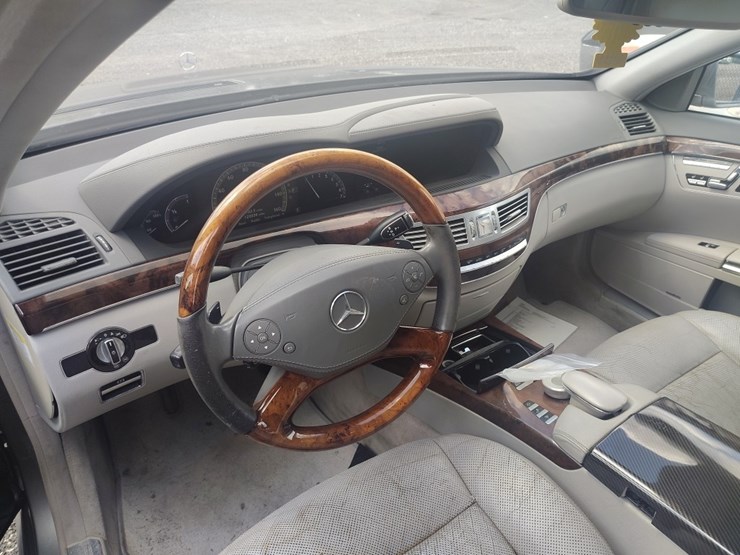 2012-mercedes--s-class-runs/moves-s-550-image-7