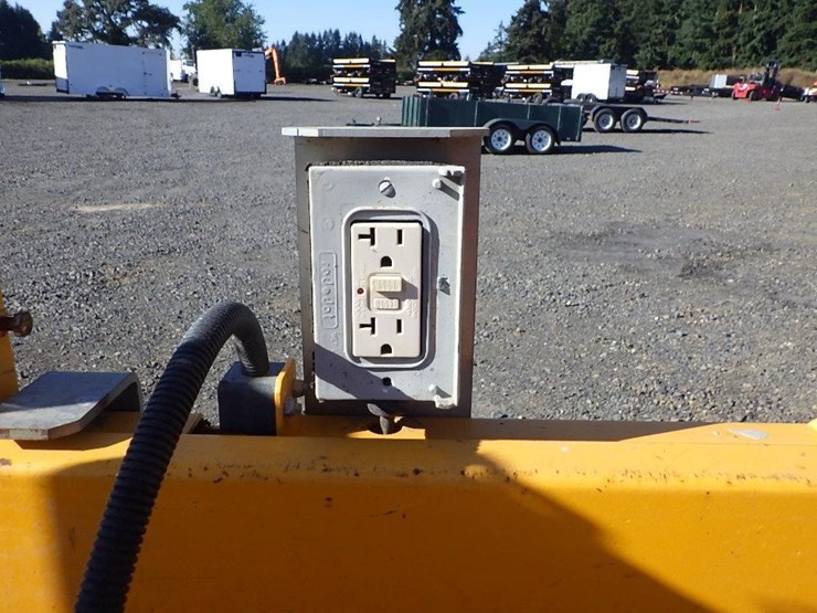 2015-haulotte-2632e-scissor-lift-image-10