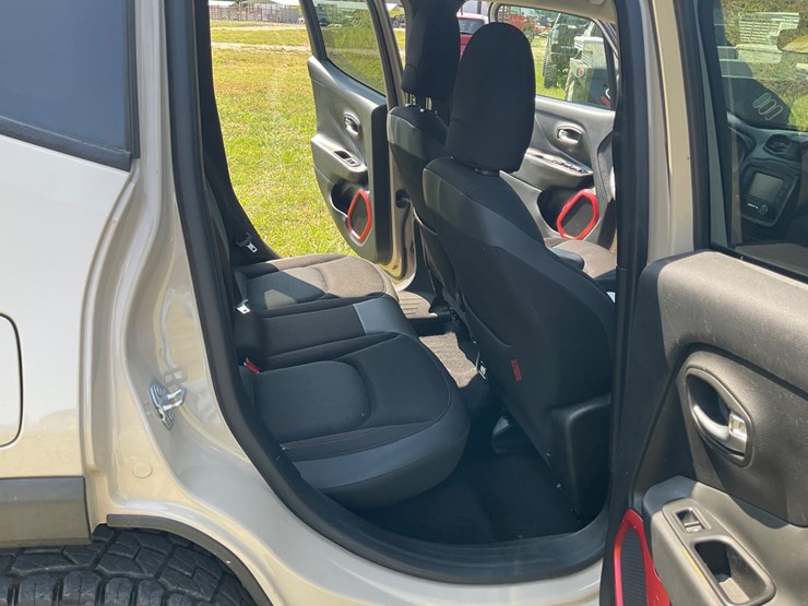 2015-jeep-renegade-image-12
