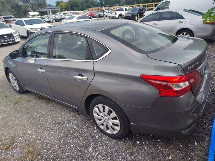 2019-nissan-sentra-runs/moves-s-image-3