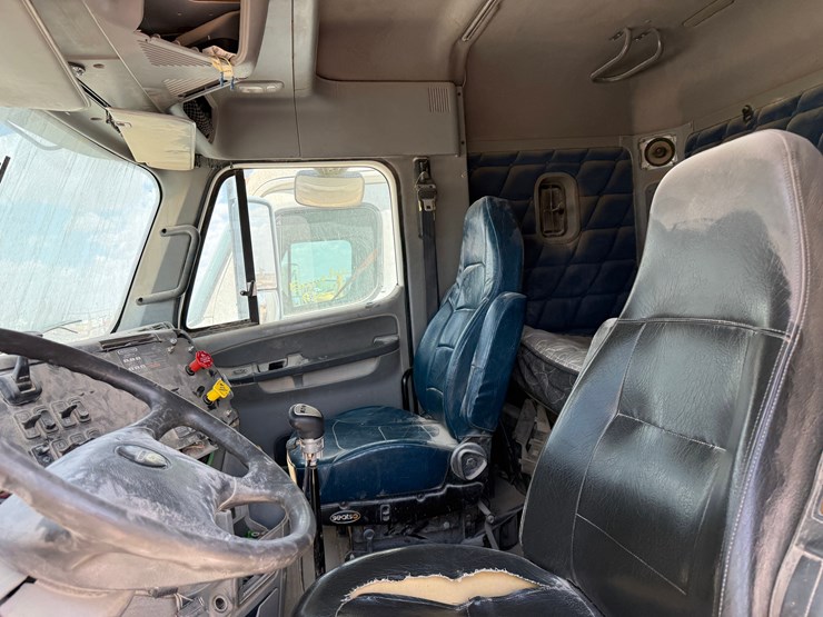 2007-freightliner-columbia-120-image-11