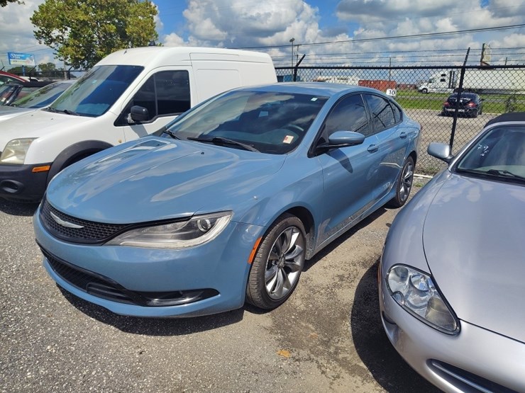 2015-chrysler-200-runs/moves-s-image-2