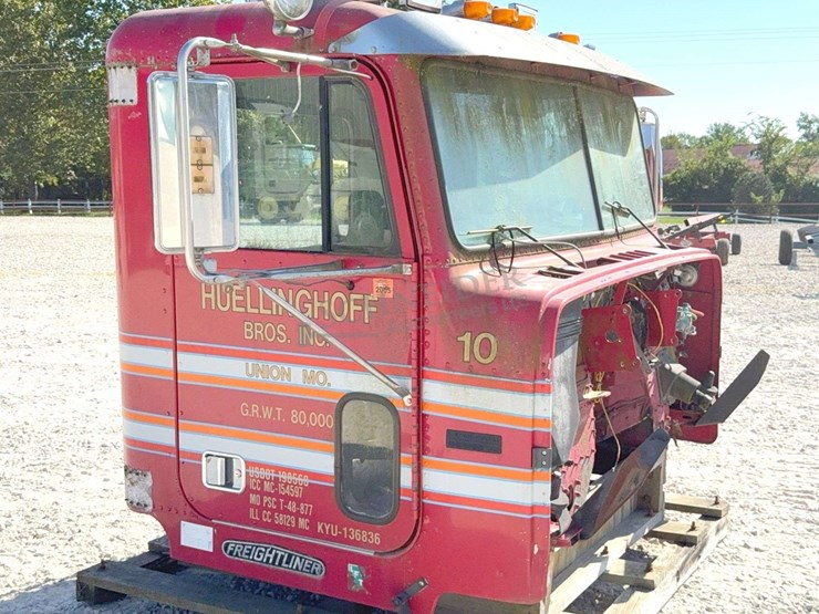 cab-off-of-1994-freightliner-truck-image-1