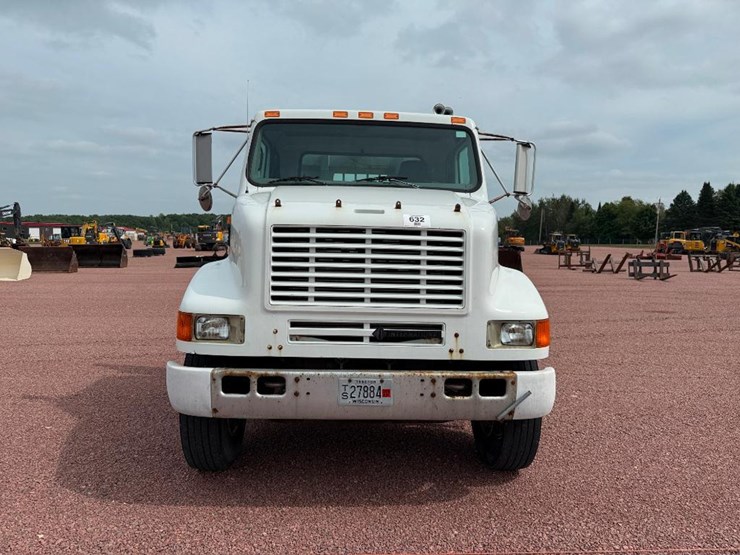 1996-international-8100-image-2