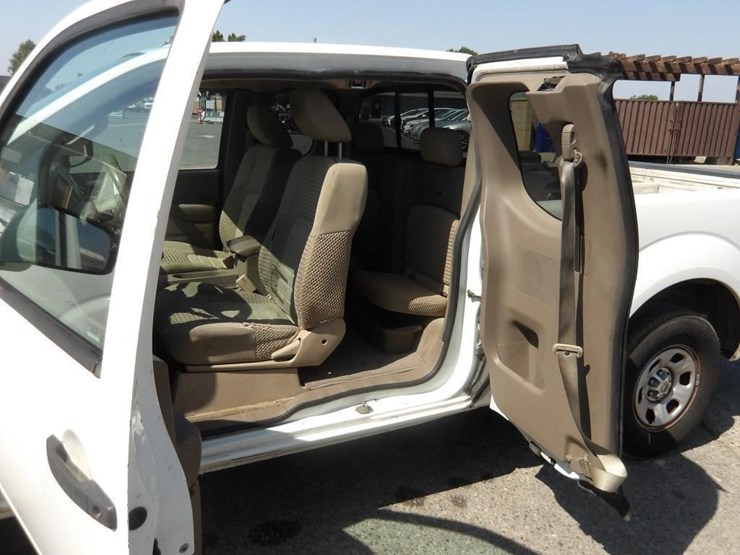 2016-nissan-frontier-sv-image-15