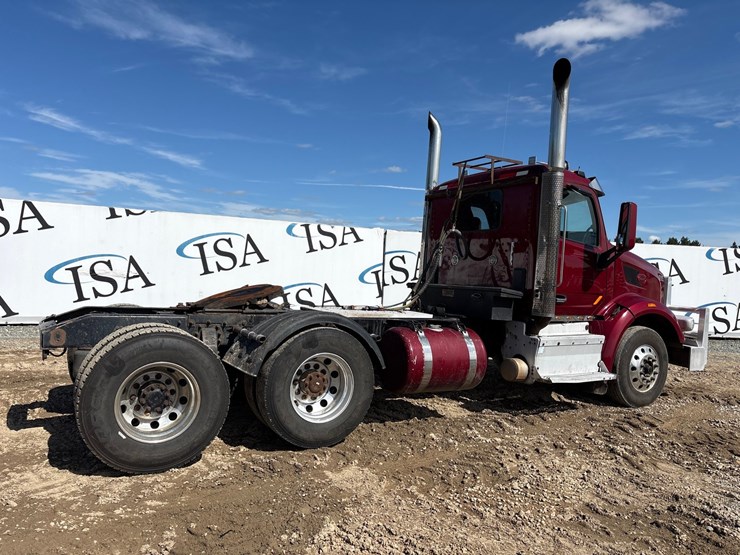 2015-peterbilt-567-image-5