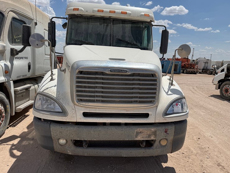 2007-freightliner-columbia-120-image-2