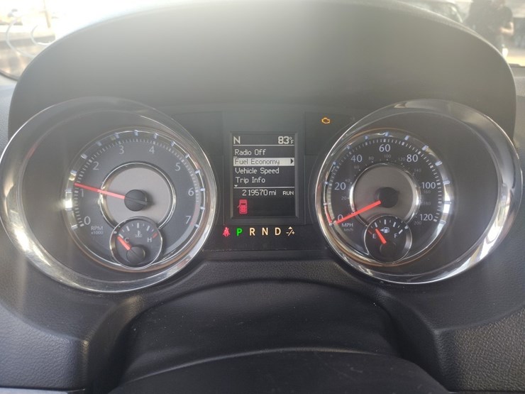 2016-chrysler-town-and-count-touring-runs/moves-image-9