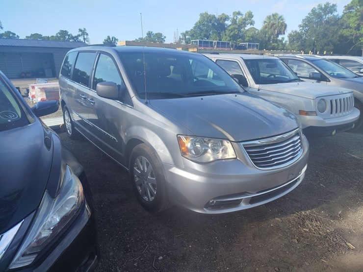 2016-chrysler-town-and-count-touring-runs/moves-image-1