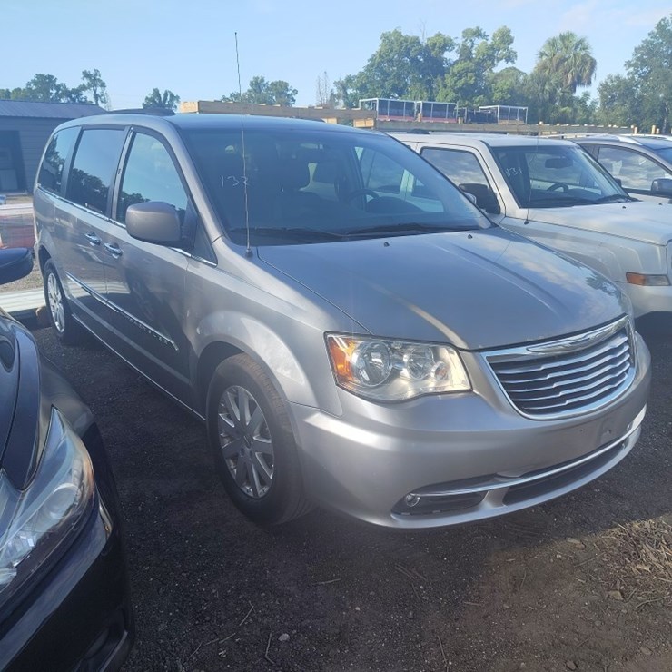 2016 Chrysler Town and Count Touring RUNS/MOVES
