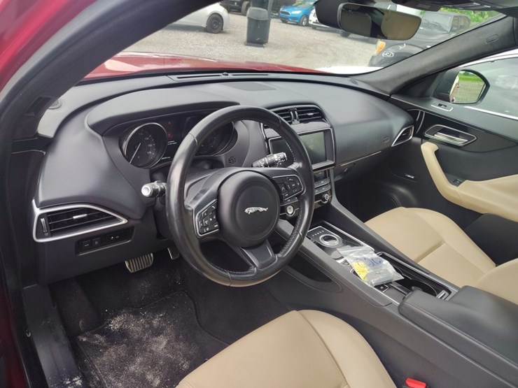 2019-jaguar-f-pace-runs/trans-issue-25t-premi-image-9