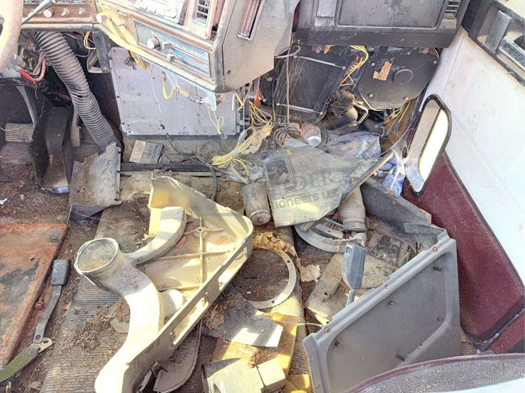 cab-off-of-1994-freightliner-truck-image-14