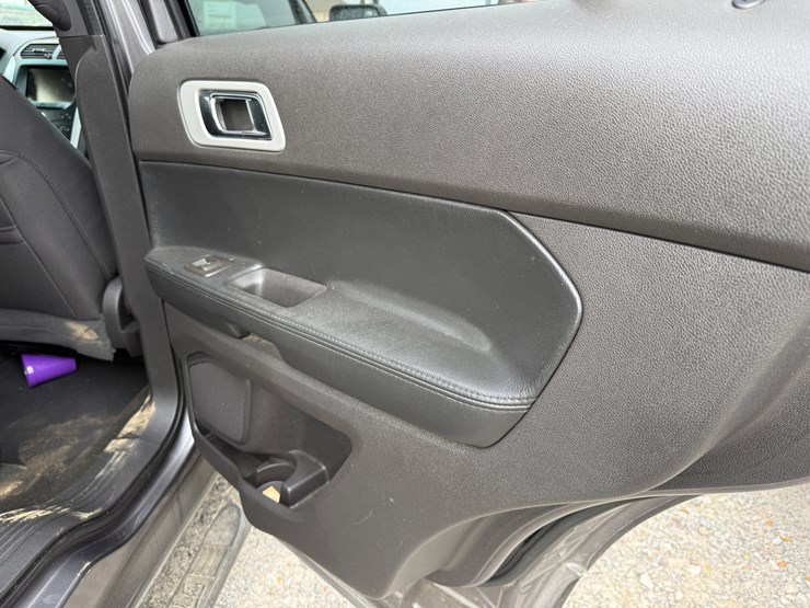 2012-ford-explorer-xlt-image-18