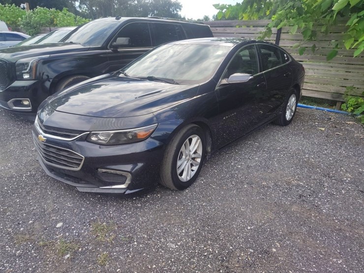 2018-chevrolet-malibu-runs/moves-lt-image-2