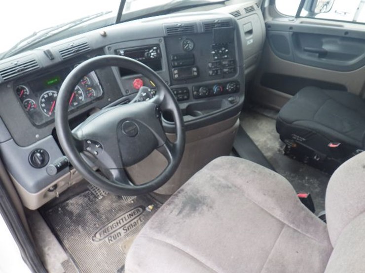 2019-freightliner-cascadia-113-image-15