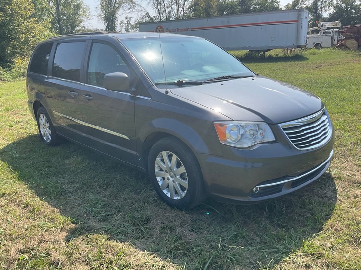 2015-chrysler-town-&-country-image-3
