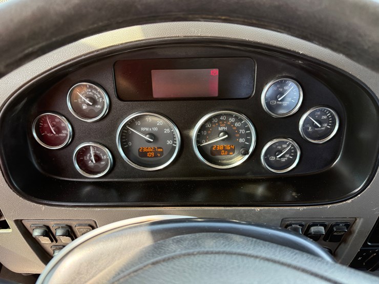 2016-peterbilt-348-image-32