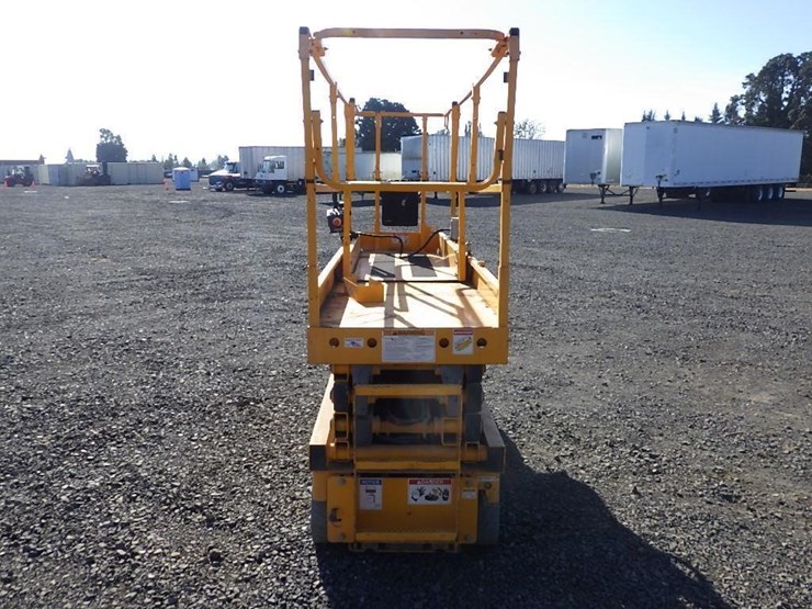 2015-haulotte-2632e-scissor-lift-image-4