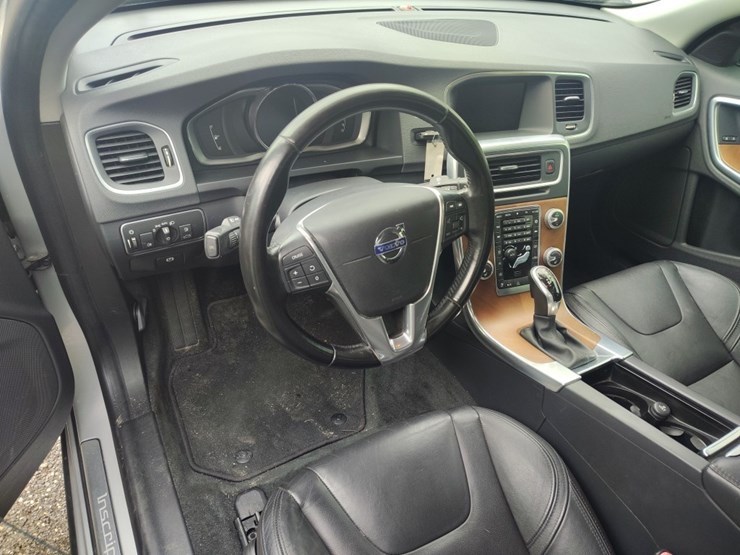 2016-volvo-s60-runs/moves-t5-drive--image-9