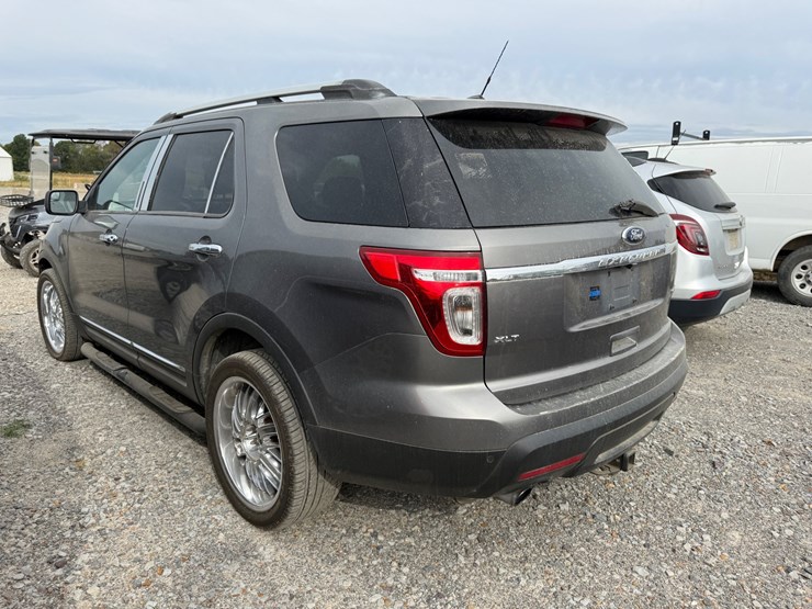 2012-ford-explorer-xlt-image-4