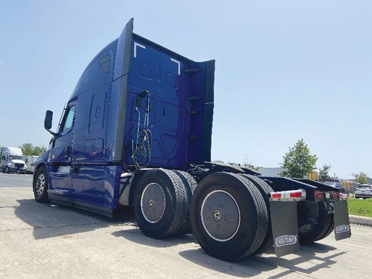 2022-freightliner-cascadia-126-image-2