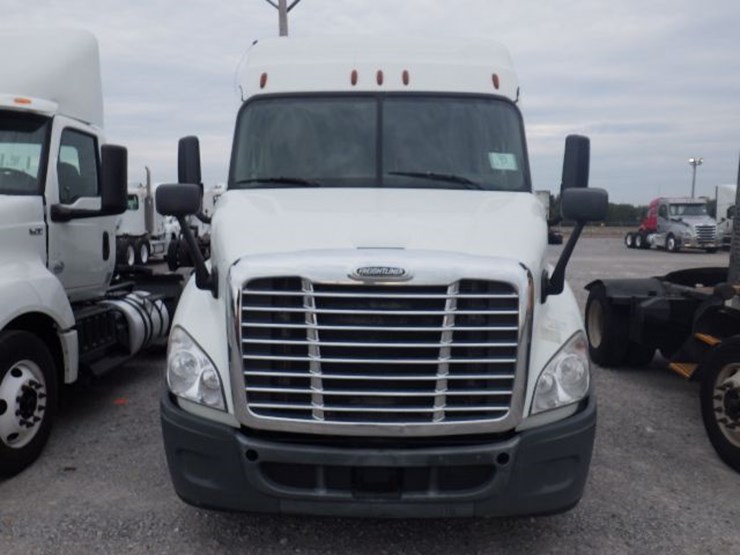 2019-freightliner-cascadia-113-image-2