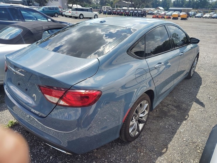 2015-chrysler-200-runs/moves-s-image-4